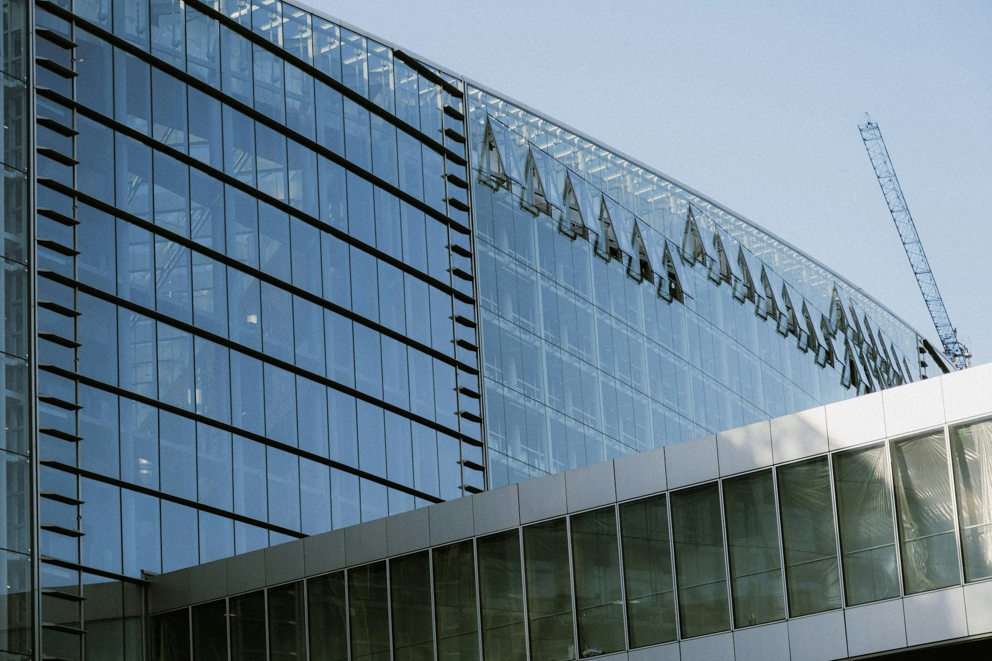 Façade vitrée d’un bâtiment contemporain, vue en perspective
